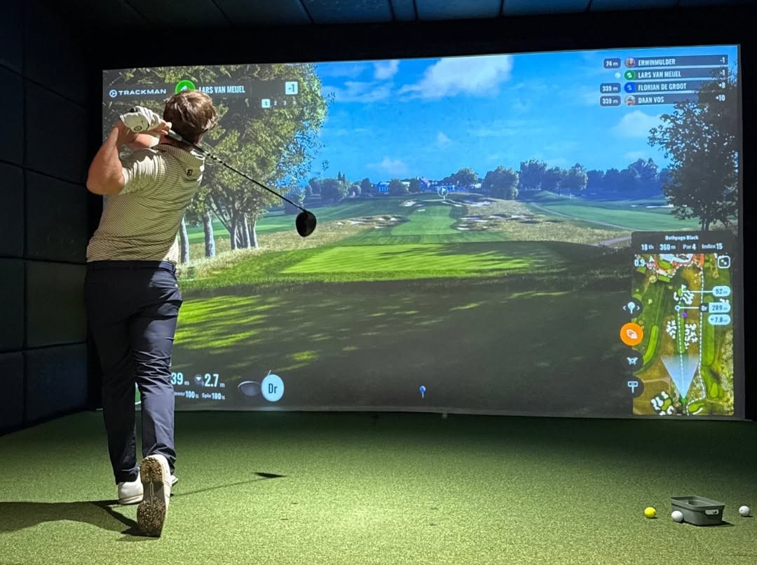 Indoor golf simulator bij Ruff Utrecht