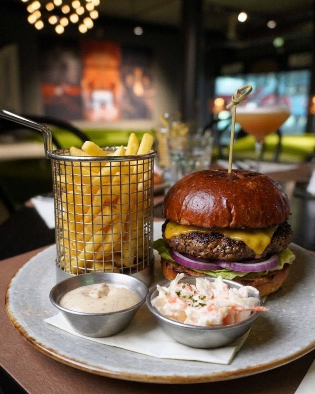 Burger met friet bij Ruff Utrecht